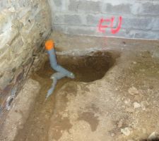 Sorties EU de la douche ainsi que la sortie vers l'extérieur (enterré sous le trait de peinture)