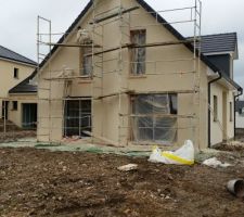 Échafaudages pour le crépis de la facade.