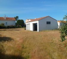 Il y a deux garages sur le terrain. Bizarrement plac&eacute;s mais tr&egrave;s pratiques.