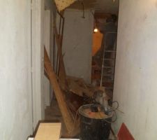 On casse tout !Monsieur retire le faux-plafond dans lequel était encastré un système de chauffage relié à la cheminée... prêt à enflammer toute la maison !