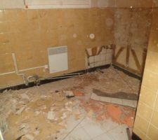 Salle de bains vidée. Elle sera cassée pour devenir un couloir et un WC.