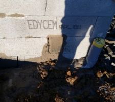 Le vertical bloc a p&eacute;t&eacute;, surement &agrave; cause du b&eacute;ton qui a &eacute;t&eacute; coul&eacute; &agrave; l'int&eacute;rieur - Affaire &agrave; suivre