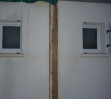 Les poteaux sont coul&eacute;s, l'arase faite