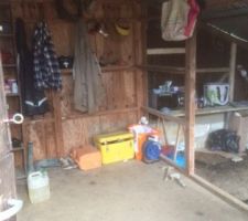 Heureusement qu'on a ce petit cabanon sur le terrain, cela permet aux gar&ccedil;s de manger et s'abriter...