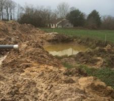 Cr&eacute;ation d'un &eacute;tang derri&egrave;re la maison pour &eacute;vacuer l'eau du vide sanitaire (car la terre est tr&egrave;s meuble et humide)