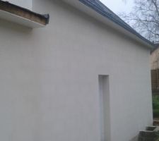 Parpaings visibles sous l'isolation