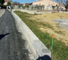 Vue du mur bahut de séparation avec la voirie