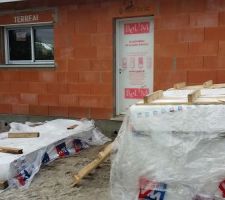 Plaques de BA13 en stand bye pour l'isolation des murs extérieurs