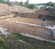 Voici les fondations pleines d'eau puisque nous sommes sur un sol argileux et que nous avons eu une m&eacute;t&eacute;o tr&egrave;s pluvieuse cette ann&eacute;e