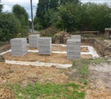 Voici les fondations pleines d'eau puisque nous sommes sur un sol argileux et que nous avons eu une météo très pluvieuse cette année