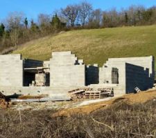 Voil&agrave; enfin les murs qui vont dessiner notre future maison