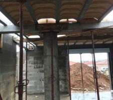 Mise en place des ourdis et des poutres pour la dalle de l'&eacute;tage.