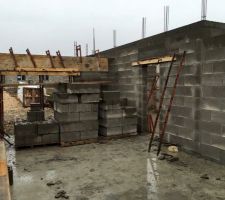 Vue des ferrailles anti sismiques de l'&eacute;tage. &Ccedil;a devrait pas bouger