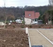Notre terrain se trouve sur la droite. Il est isolé des autres lots qui sont alignés à gauche.