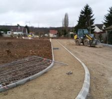 Notre terrain se trouve au fond à droite. Il est isolé des autres lots qui sont alignés à gauche.