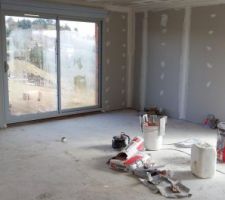 Cloisons en place et bandes de platre en cours: vue du salon