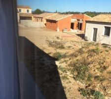 Vue sur le jardin et les chantiers voisins