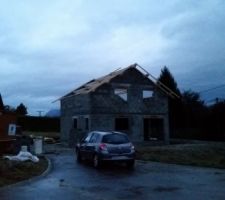Charpente à la nuit tombée