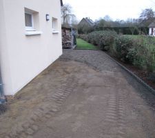Préparation pour l'aménagement de la cour ( terrasses, enrobés et pavés )