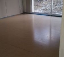 Suivi de près par le coulage de la chape liquide
