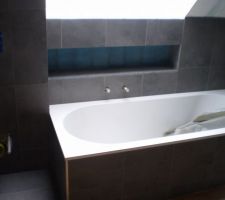 Baignoire et niche qui reprend la frise de la douche