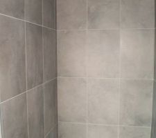 A droite de l'entr&eacute;e de la salle de bain, ou sera positionn&eacute; le seche serviette Turquoise de chez ACOVA