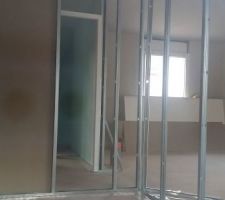 Isolation des murs extérieurs et montage des cloisons intérieures
vue WC / salon depuis chambre d'enfant
