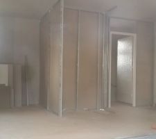 Isolation des murs extérieurs et montage des cloisons intérieures
vue salon / cellier / entrée