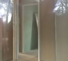 Isolation des murs extérieurs et montage des cloisons intérieures
vue salle de bain depuis chambre d'enfant