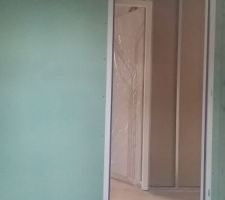 Isolation des murs extérieurs et montage des cloisons intérieures
vue chambre d'enfant depuis salle de bain