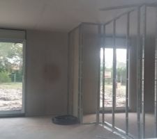 Isolation des murs extérieurs et montage des cloisons intérieures
vue salle à manger / chambre d'enfant
