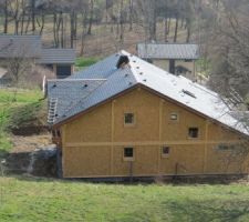 Toiture termin&eacute;e il reste les rondin sur arr&ecirc;t de neige