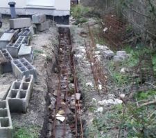 Actuellement je suis en cours de faire un.petit muret sur la limite separative pour y mettre un grillage. Sur le devant de la maison un trottoir dalle b&eacute;ton de 1m de large pour faire plus propre.
