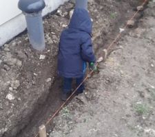 Actuellement je suis en cours de faire un.petit muret sur la limite separative pour y mettre un grillage. Sur le devant de la maison un trottoir dalle b&eacute;ton de 1m de large pour faire plus propre.
