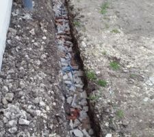 Actuellement je suis en cours de faire un.petit muret sur la limite separative pour y mettre un grillage. Sur le devant de la maison un trottoir dalle b&eacute;ton de 1m de large pour faire plus propre.