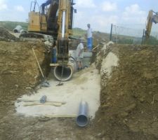 Arrivée (tuyau béton) évacuation (petit tuyau) du bac de rétention