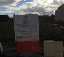 Le panneau posé sur le terrain est un vrai délice...