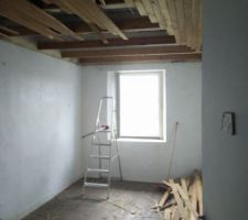 Etage, parties NORD EST, faux plafond en lambris en cours