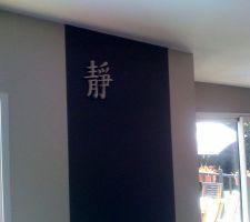 Lettre chinoise en relief sur une bande "graphite" et fond "lin"