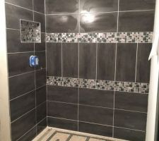 Carrelage finis dans la salle d'eau.... 
Manque la paroi de douche et les robinets, tete de douche, douchette et les spot !