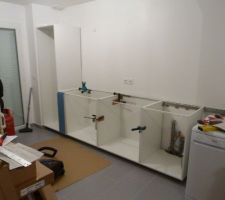 Chantier cuisine: assemblage entre eux des meubles bas