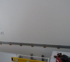 Chantier cuisine: pose du rail d'alignement des meubles bas