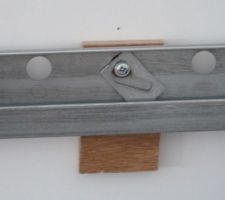 Chantier cuisine: pose du rail d'alignement des meubles bas