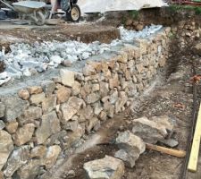 Le mur du voisin voit le jour .... cela fait plus de 3 semaines de boulot a ce niveau