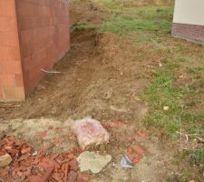 Ici plus tard le futur garage . on aperçoit les grava ect du chantier qui on était étaler .... même un sac de mortier colle laisser sur place.