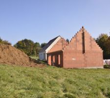 Commencement du gros oeuvre &eacute;l&eacute;vation des mur et pignon...