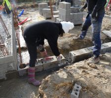 Debut du garage : les murs de sous bassements. pas évident du tout !! y a du boulot encore !!!