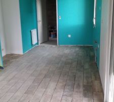 Après 1 semaine à venir tous les soirs après le travail mon mari a terminé tout le salon - séjour - cuisine - dégagements plus la moitié de la chambre du RDC. Il reste donc la moitié de la chambre du bas, le local de la pompe à chaleur, quelques carreaux sous l'escalier et les plinthes à poser.