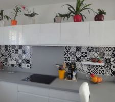Une photo de la cuisine suite à la pose de la mosaique