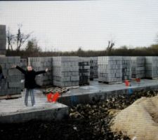 Les parpaings pour les murs sont arriv&eacute;s